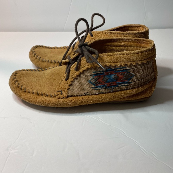 Minnetonka Moccasins tan Ankle Boots 5.5 lace up star pattern on both sides - Picture 4 of 13